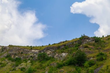 Edinet Moldova Toltry. Dağlık kireçtaşı sırtı. Metin veya harfler için kopya alanı olan Doğu Avrupa arka planı. Tepe alanı.