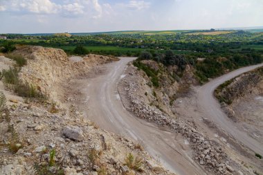 Taş ocağına giden yol. Metin için kopyalama alanı olan arkaplan