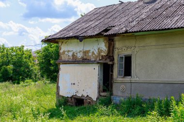Terk edilmiş eski bir kır evinin elementi. Kaybolan köyler. Metin veya yazıtlar için kopyalama alanı olan arkaplan.
