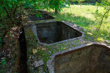 Gizli askeri sığınağı su basmış. Terk edilmiş bomba sığınağı. Arkaplan