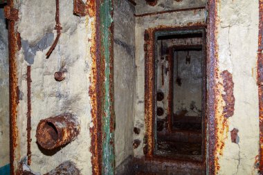 Terk edilmiş nükleer karşıtı bir askeri sığınağın içi. Ürkütücü bir yer, kıyamet sonrası geçmiş.