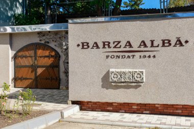 Barza Alba 'nın seçkin brendi üretimi için alkollü bir içki imalathanesinin dışı. İllüstrasyon başyazısı. 1 Ekim 2021 Balti Moldova.