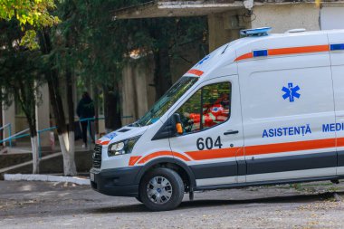 Polis departmanındaki ambülans. Salgın koronavirüs enfeksiyonu covid-19. İllüstrasyon başyazısı. 14 Ekim 2021 Beltsy Moldova.