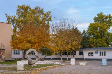 Küçük bir sonbahar kasabası tarafından çevrelenmiş atletler için bir anıt. Metin için kopyalama alanı olan arkaplan. İllüstrasyon başyazısı. 21 Ekim 2021 Balti Moldova.
