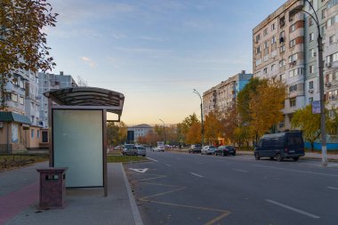 Altın sonbahar boyunca şehirde çok güzel bir günbatımı. Genel bakış. Metin için kopyalama alanı olan arkaplan. İllüstrasyon başyazısı. 22 Ekim 2021 Balti Moldova.