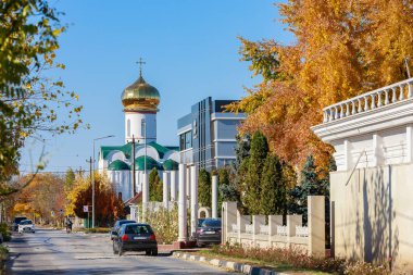 Altın sonbahar boyunca çok güzel bir kilise. Metin için kopyalama alanı olan arkaplan. İllüstrasyon başyazısı. 23 Ekim 2021 Balti Moldova.