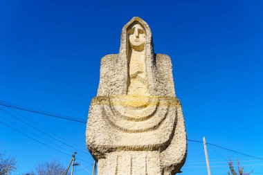 İkinci Dünya Savaşı kurbanlarının anıtı. Metin için kopyalama alanı olan arkaplan. İllüstrasyon başyazısı. 20 Ekim 2021, Donici Köyü, Moldova.
