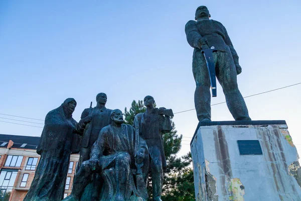 Kotovsky Anıtı. Şehrin turizm merkezi ve ana eğlence merkezi. Metin veya yazıtlar için kopyalama alanı olan bir arkaplan. 5 Eylül 2021 Hincesti Moldova.