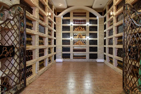 Mahzende yıllanmış lüks alkol şişeleri. İllüstrasyon başyazısı. 1 Ekim 2021 Balti Moldova.