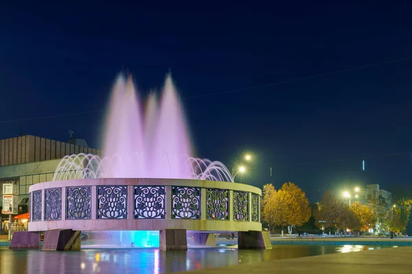 Der Zentrale Stadtbrunnen Wird Nachts Beleuchtet Die Bekannteste Sehenswürdigkeit Der — Stockfoto