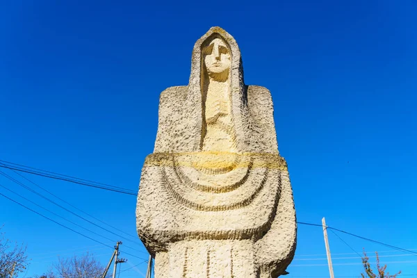 İkinci Dünya Savaşı kurbanlarının anıtı. Metin için kopyalama alanı olan arkaplan. İllüstrasyon başyazısı. 20 Ekim 2021, Donici Köyü, Moldova.
