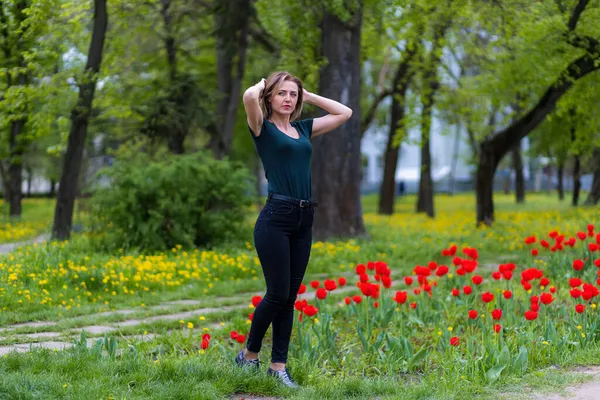 Jeune Femme Dans Parc Municipal Pendant Floraison Des Tulipes Arrière — Photo