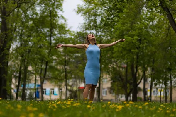 Park Ormanın Bulanık Yeşil Arka Planında Mutlu Özgür Bir Kadının — Stok fotoğraf