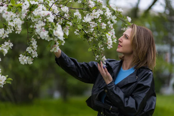 Portrait Une Jeune Femme Heureuse Trente Ans Sur Fond Flou — Photo