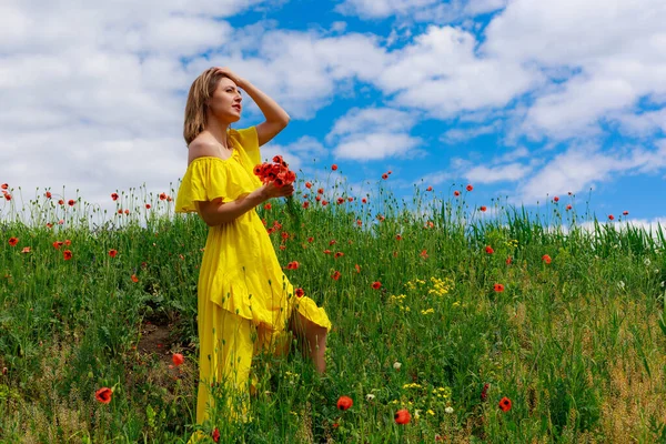 Sarı Elbiseli Hoş Bir Genç Bayan Haşhaş Tarlasında Gezmekten Hoşlanıyor — Stok fotoğraf
