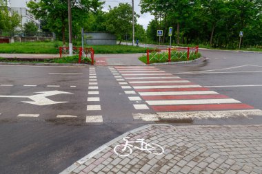 Şehirde yaya geçidi var. Metin veya yazıtlar için kopyalama alanı olan arkaplan.
