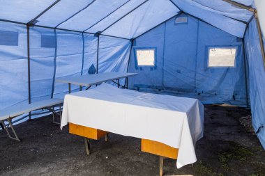 Nüfusun hızlı COVID-19 testi ve aşısı için tıbbi bir çadırın içinde. Arkaplan