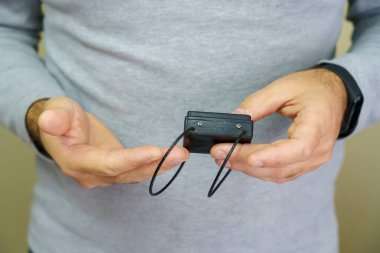 Suçlular için elektronik bilezik. Cezanın infazını kontrol altına almak ve izlemek için. Özgürlük kısıtlaması ve ev hapsi. Uzaktan tanımlama ve konum izleme.