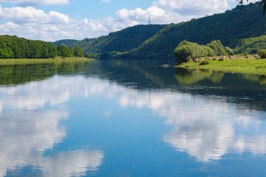 Doğu Avrupa 'nın dağlık doğası. Metin veya yazıtlar için kopyalama alanı olan arkaplan