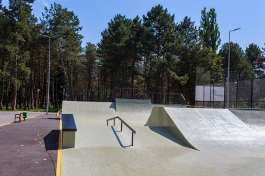 Aktif ve ekstrem eğlence için kaykay parkı. Hobiler ve sağlıklı yaşam tarzları için şehir parkı. Şehir ortamında zaman geçirmek için alan. Arkaplan