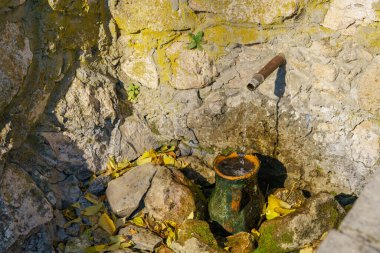 Rafine edilmiş kaynak ya da içme suyu. Metin için kopyalama alanı olan doğa arkaplanı