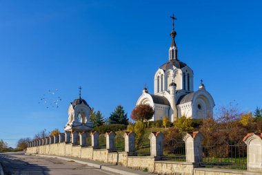Çok güzel klasik kilise mimarisi. Kültür ve Hıristiyanlık dini. Metin için kopyalama alanı olan dini arkaplan