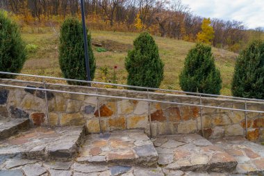 Vahşi dekoratif taştan basamaklar. Kaldırım taşlı modern kaldırım. Metin veya yazıtlar için kopyalama alanı olan arkaplan.