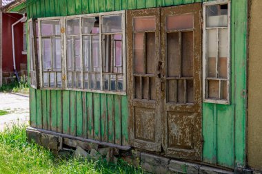 Terk edilmiş eski bir kır evinin elementi. Kaybolan köyler. Metin veya yazıtlar için kopyalama alanı olan arkaplan.