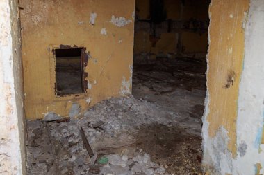 Terk edilmiş nükleer karşıtı bir askeri sığınağın içi. Ürkütücü bir yer, kıyamet sonrası geçmiş.