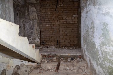 Soğuk Savaş sırasında harap olmuş ve terk edilmiş bir askeri kasaba. Ürkütücü bir yer, kıyamet sonrası geçmişi var. Harabeler ve yıkım