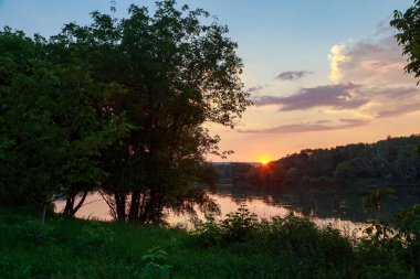 Nehirde gün batımı ya da gün doğumu. Metin veya harf için kopyalama alanı olan doğa arkaplanı.