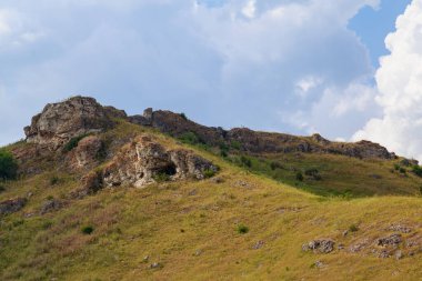 Vahşi tepe ve kayalık doğa. Metin veya harf için kopyalama alanı olan Doğu Avrupa arkaplanı