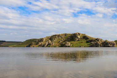Doğu Avrupa 'nın vahşi kayalık ve dağlık doğası. Metin için kopya alanı olan peyzaj arkaplanı. Seçici odaklanma, uyumlu. Konstantinovka Köyü, Moldova 'ya hoş geldiniz..