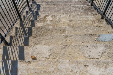 Eski verandanın merdivenlerinin basamakları. Seçici odak arkaplanı ve metin veya harf için kopyalama alanı