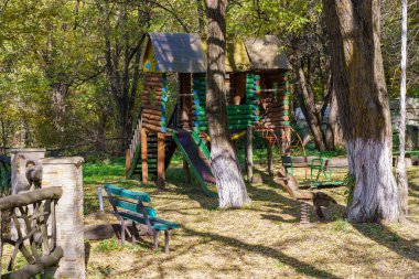 Ormandaki çocuklar için oyun alanı. Seçici odak arkaplanı ve metin için kopyalama alanı