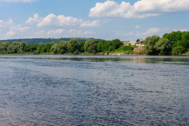 Geniş nehir. Metin veya harfler için kopya alanı olan Doğu Avrupa arka planı. Balık tutmak ve rafting yapmak için ideal. Bir turistin gözlerinden bak.
