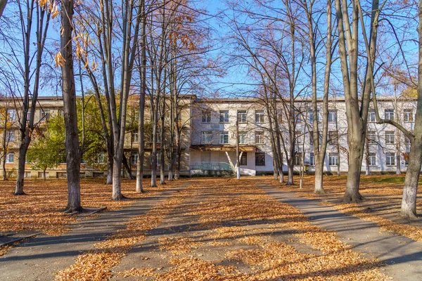 Typisches Gebäude Der Alten Sowjetischen Schule Hintergrund Mit Kopierraum Für — Stockfoto