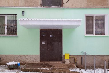 Harap konutlar ve kötü koşullar teması üzerine soyut illüstrasyon. Eski bina