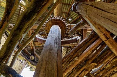 Ahşap dişliler eski model terk edilmiş yel değirmeni. Eski bir un değirmeni. Metin veya yazıtlar için kopyalama alanı olan arkaplan