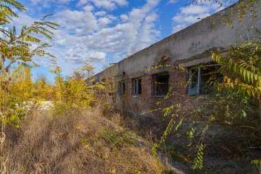 Yıkılmış bir binanın kalıntıları. Metin veya yazıtlar için kopyalama alanı olan arkaplan.