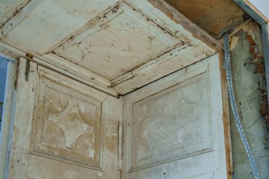 Eski binaların restorasyonu. İç yapı elementi oluşturuluyor. Seçici odak arkaplanı ve metin veya harf için kopyalama alanı