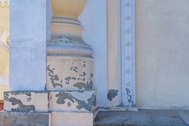 Çok güzel klasik kilise mimarisi. Kültür ve Hıristiyanlık dini. Metin için kopyalama alanı olan dini arkaplan