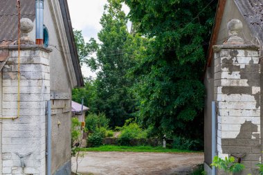 Eski şehir mimarisi. Metin veya yazıtlar için kopyalama alanı olan bir arkaplan. İllüstrasyon başyazısı. 24 Temmuz 2021 Lipcani Moldova.