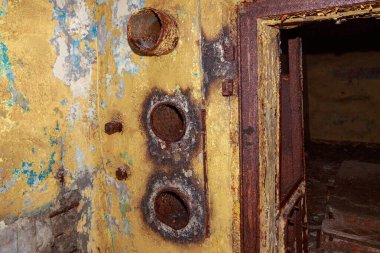 Terk edilmiş nükleer karşıtı gizli bir askeri sığınağın iç unsurları. Ürkütücü bir yer, kıyamet sonrası geçmişi..