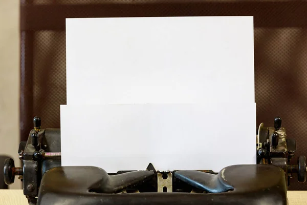 经典老式打字机中的一张纸 带有文本或字母复制空间的背景 — 图库照片