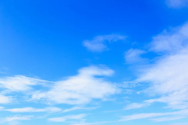 Rüzgarlı Havada Güzel Mavi Bulutlu Gökyüzü Tasarım Için Arkaplan Veya — Stok fotoğraf