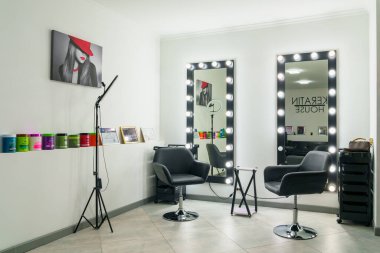 Güzellik salonunda boş sandalyeler. İllüstrasyon başyazısı. 10 Ekim 2021 Balti Moldova.