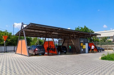 Modern şehir oto yıkama, metin ve harfler için fotokopi alanı olan bir arka plan. İllüstrasyon başyazısı. 23 Temmuz 2021, Balti Moldova.
