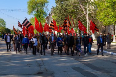 Tören alayındaki insanlar. İkinci Dünya Savaşı anısına zafer yürüyüşü. 9 Mayıs 2021 Balti Moldova. İllüstrasyon Editörü