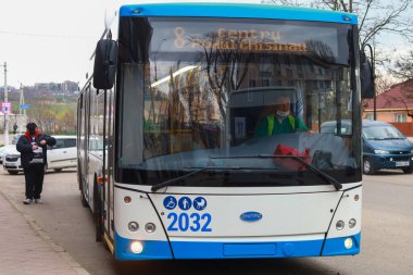 Kablosuz toplu taşıma tramvayı. Metin veya yazıtlar için kopyalama alanı olan bir arkaplan. İllüstrasyon başyazısı. 19 Nisan 2021 Balti Moldova.